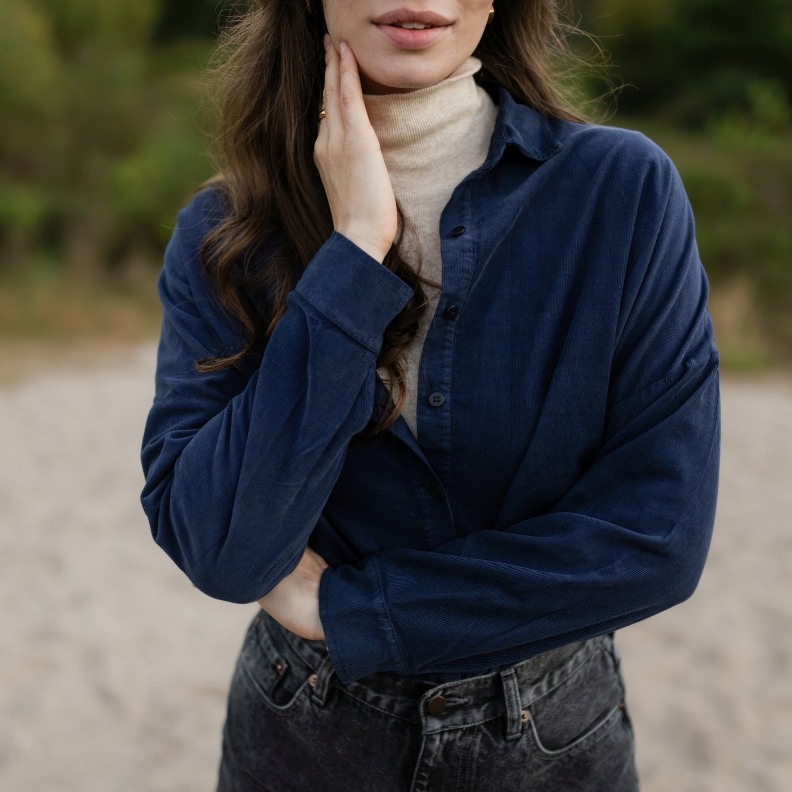 NORDLICHT Ruby Cordbluse Blau – Bio-Baumwolle