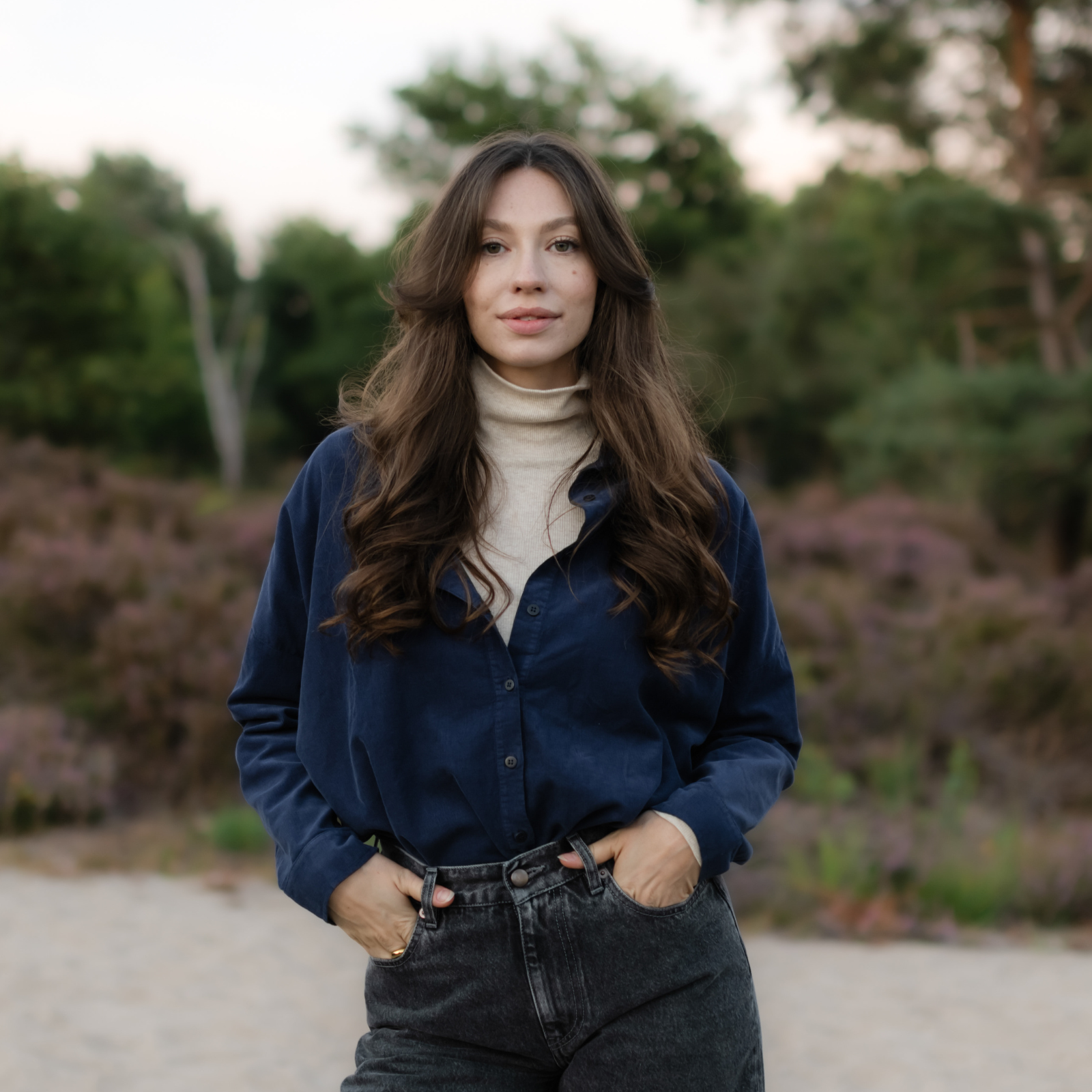 NORDLICHT Ruby Cordbluse Blau – Bio-Baumwolle