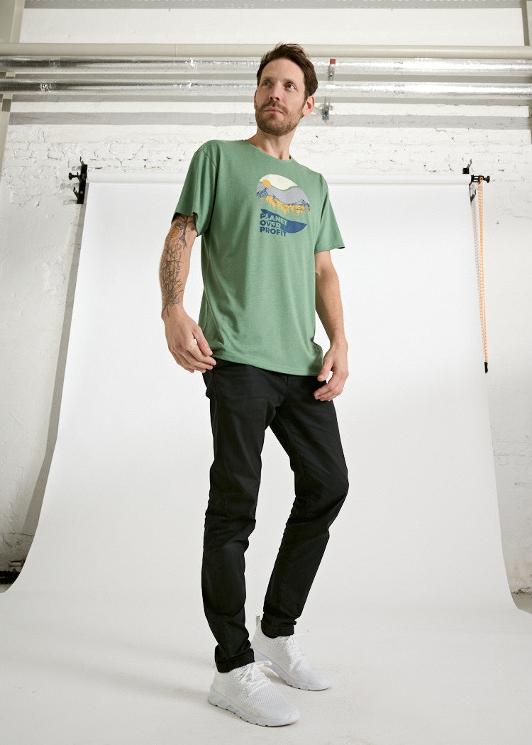 Wijld Timo T-Shirt Herren Comfrey Green Planet Over Profit Print