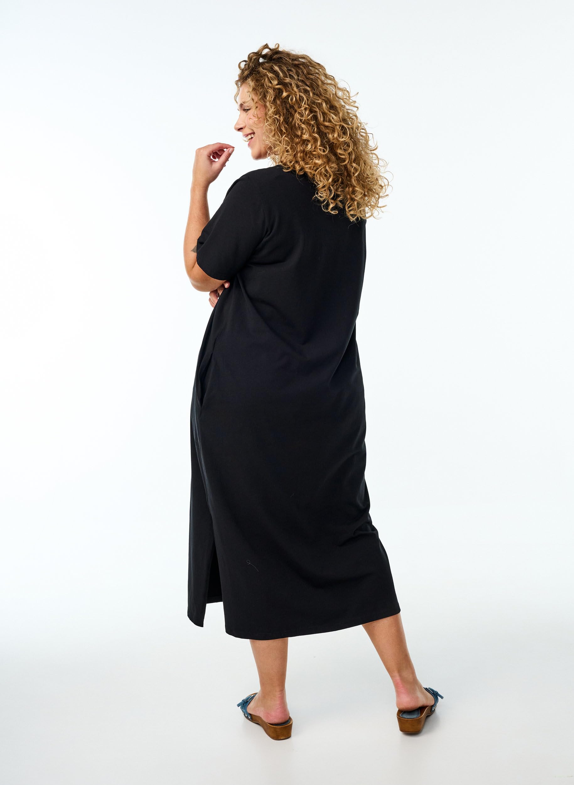 ZIZZI Dresses Midi Kleid Kurzarm V-Ausschnitt Schwarz Baumwolle