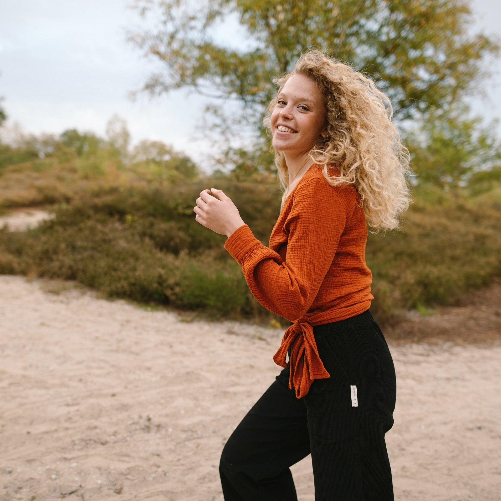 NORDLICHT Lina Cordhose Schwarz aus Bio-Baumwolle