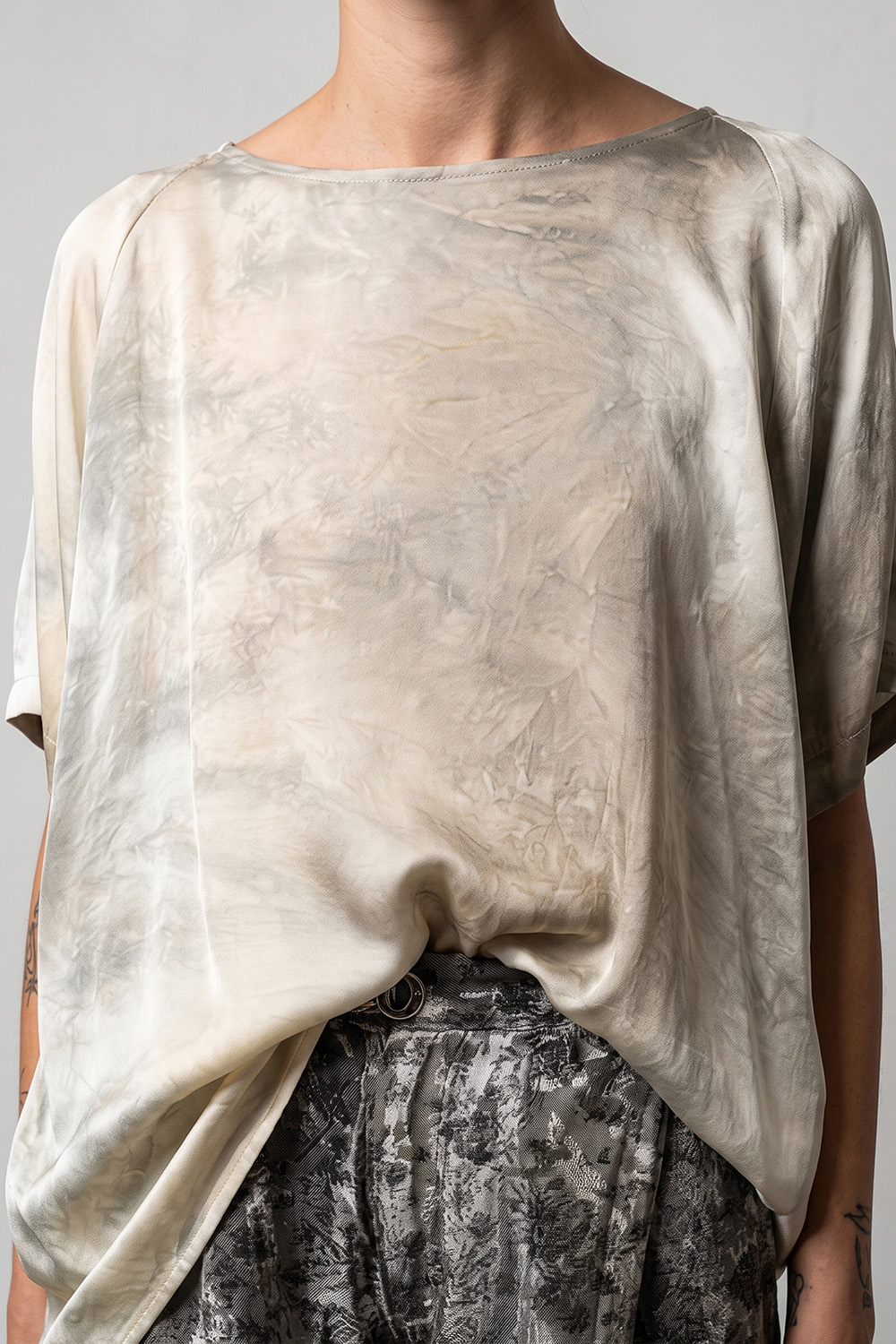 Sanctamuerte Fluida T-Shirt Bootsausschnitt marmoriert