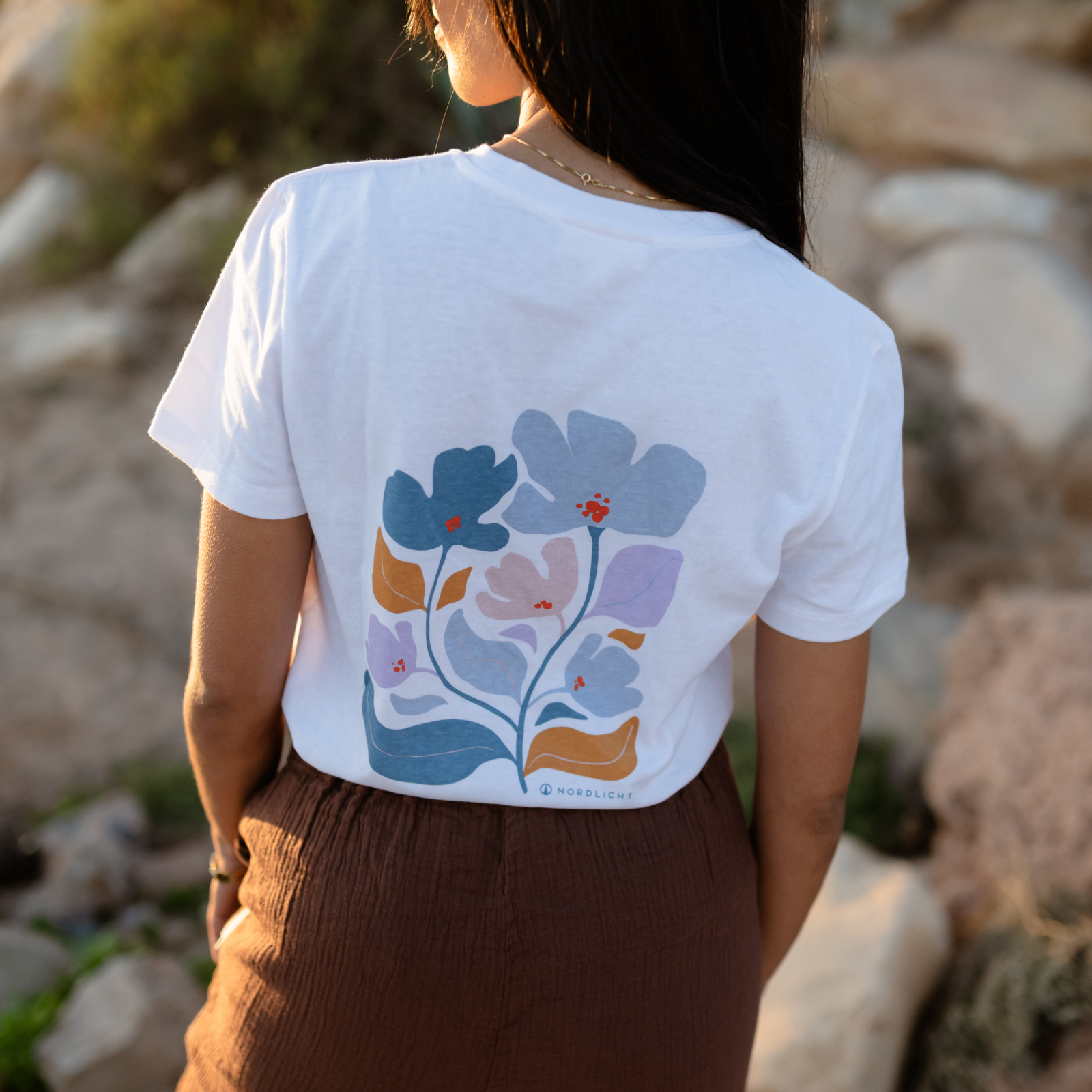 NORDLICHT Alva Print T-Shirt Blumenrücken Bio