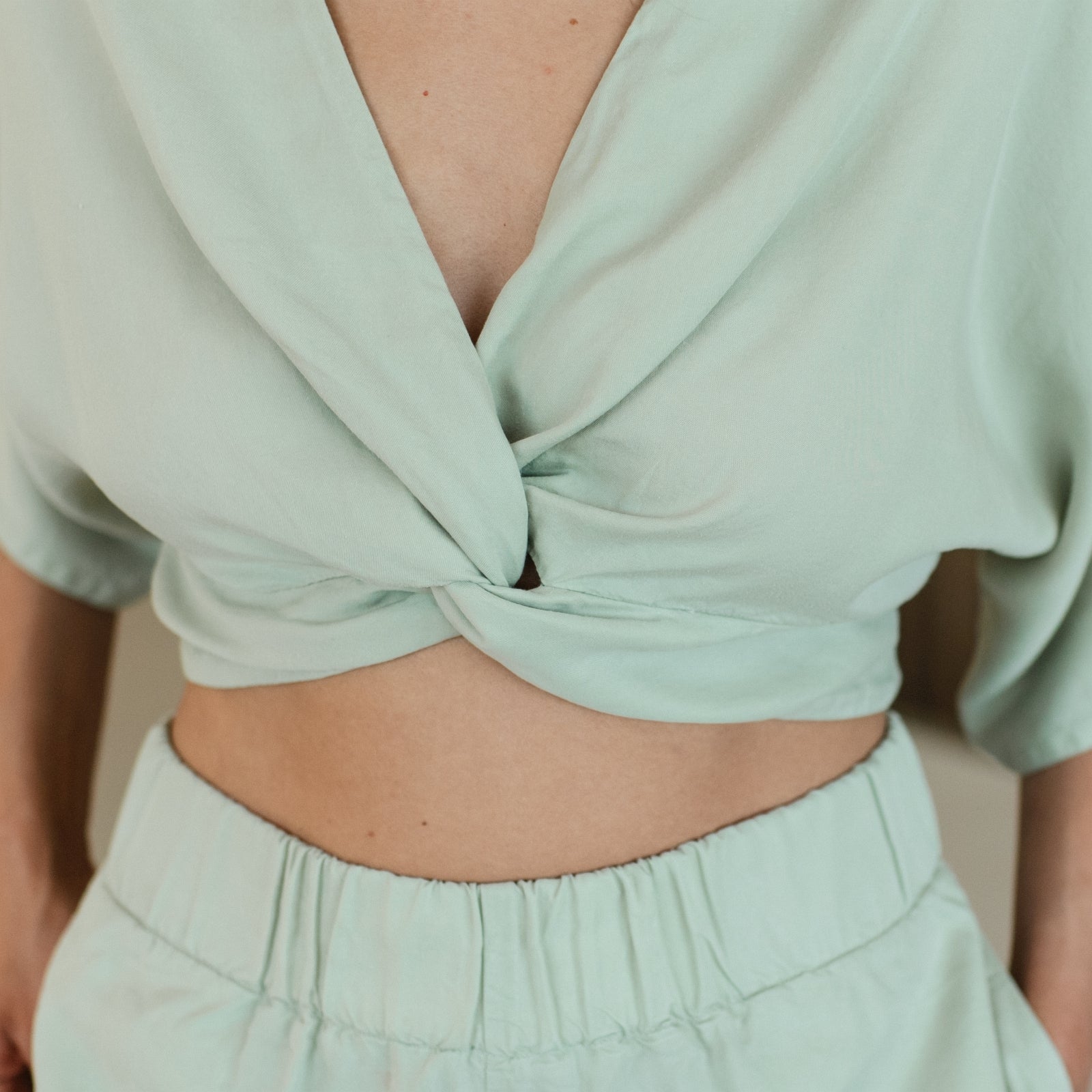 Nordlicht Merit Knoten Crop Top Salbei Tencel