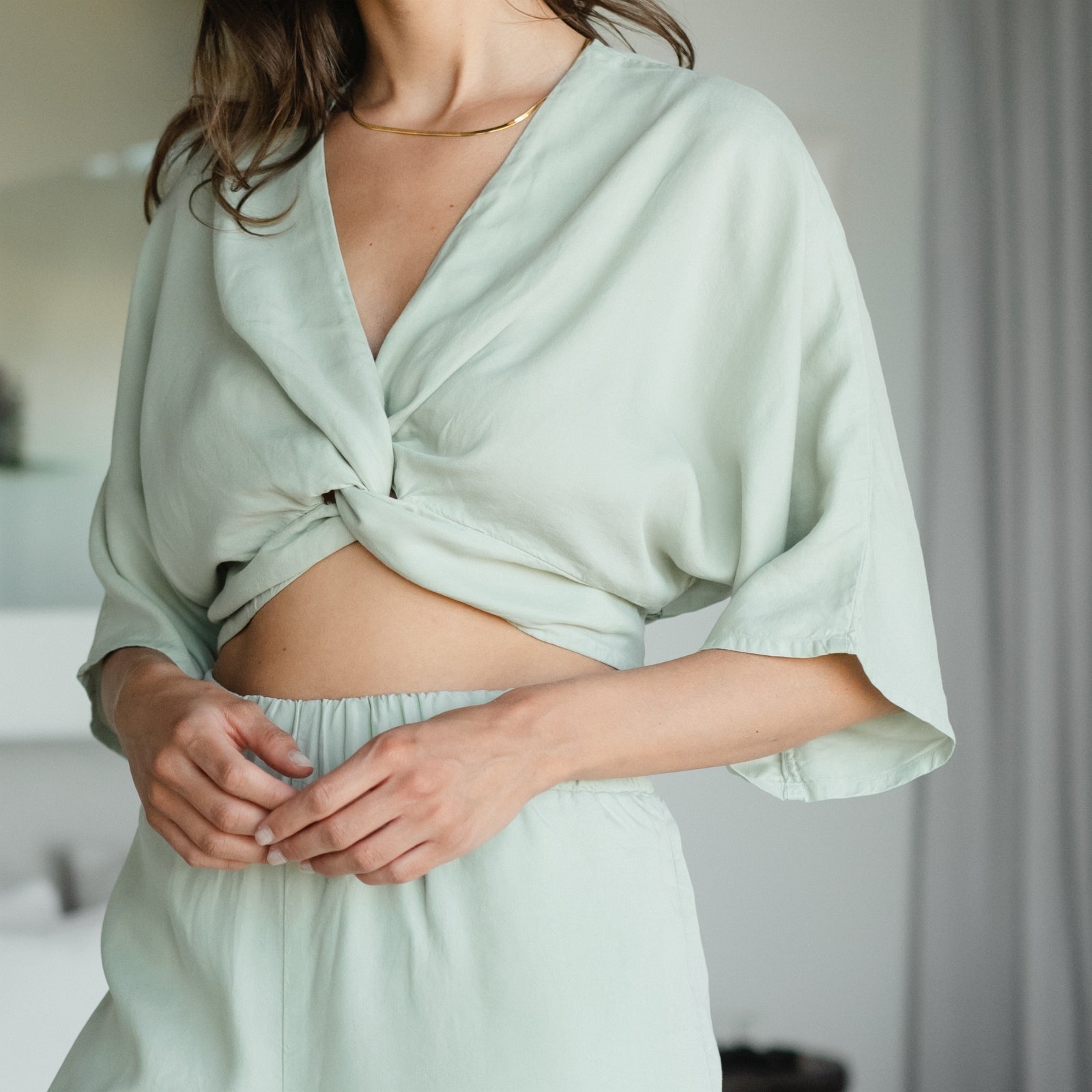 Nordlicht Merit Knoten Crop Top Salbei Tencel