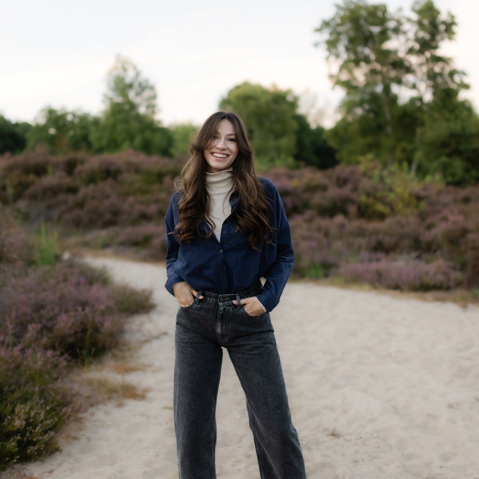 NORDLICHT Ruby Cordbluse Blau – Bio-Baumwolle