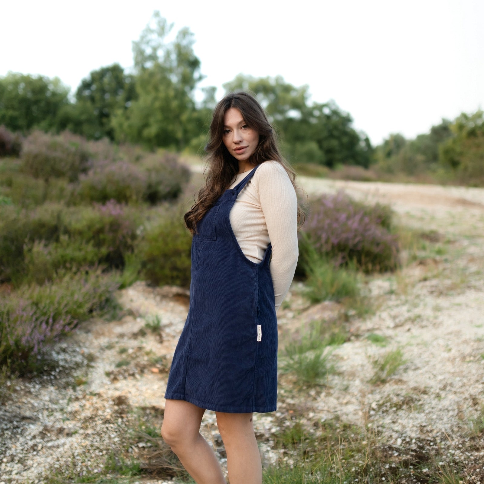 NORDLICHT Kleider Mika Cord Latzkleid blau Bio-Baumwolle