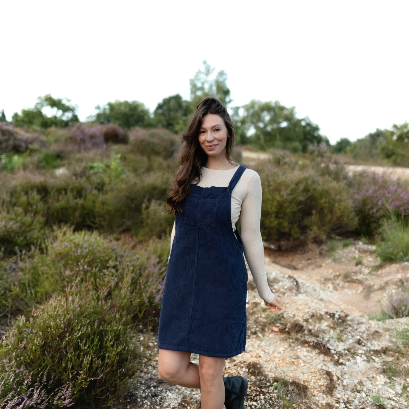 NORDLICHT Kleider Mika Cord Latzkleid blau Bio-Baumwolle