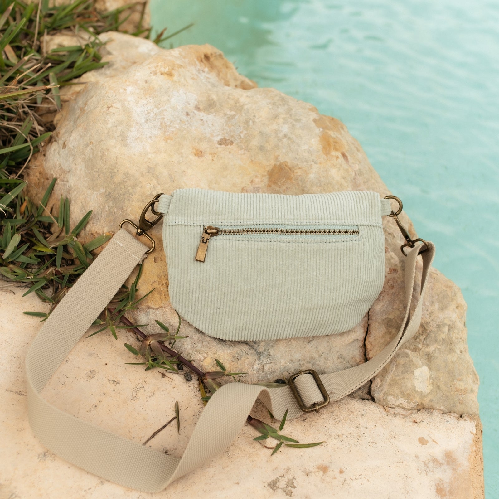 NORDLICHT Tomma Bauchtasche Cord Salbei Bio-Baumwolle
