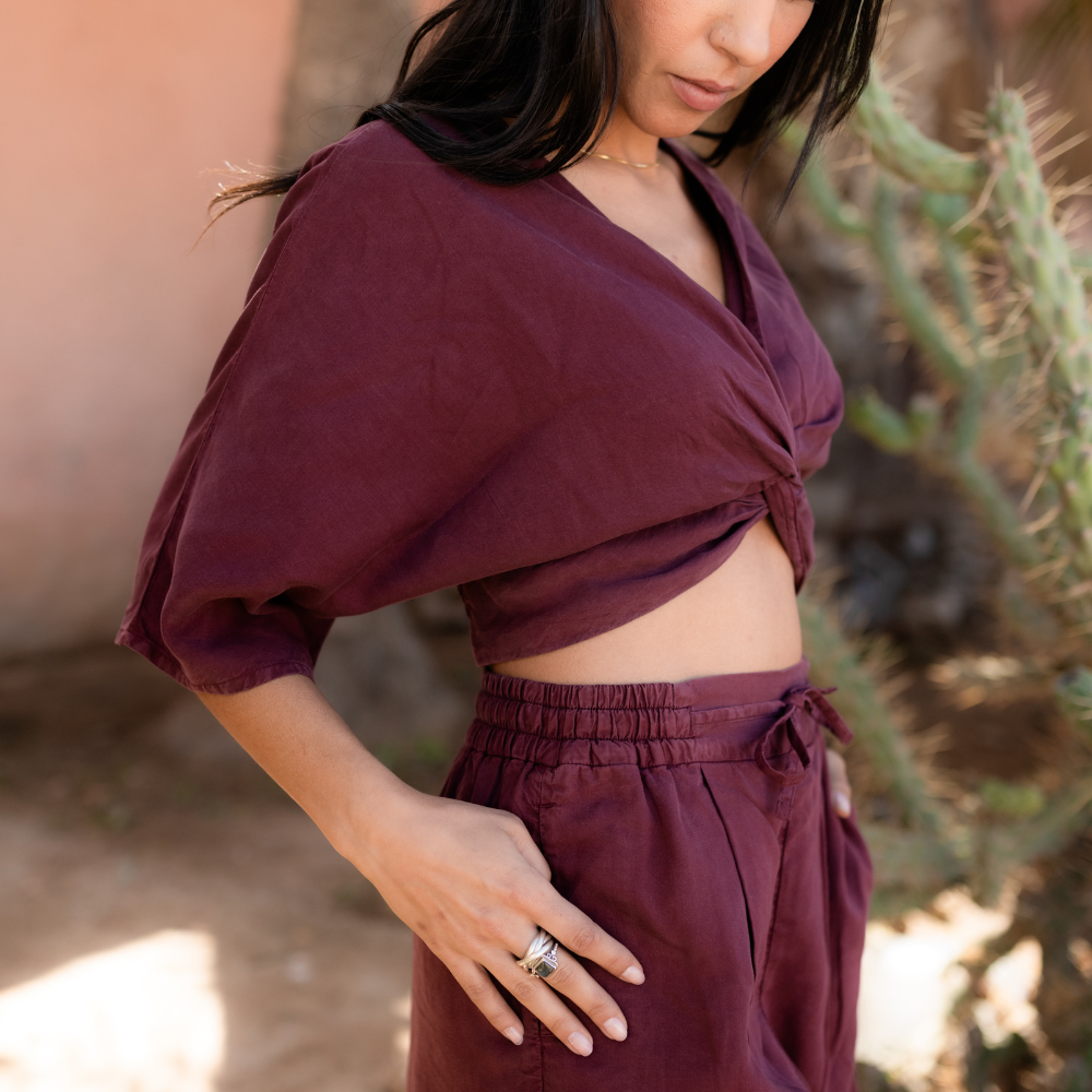 NORDLICHT Merit Knoten Crop Top Bordeaux Tencel