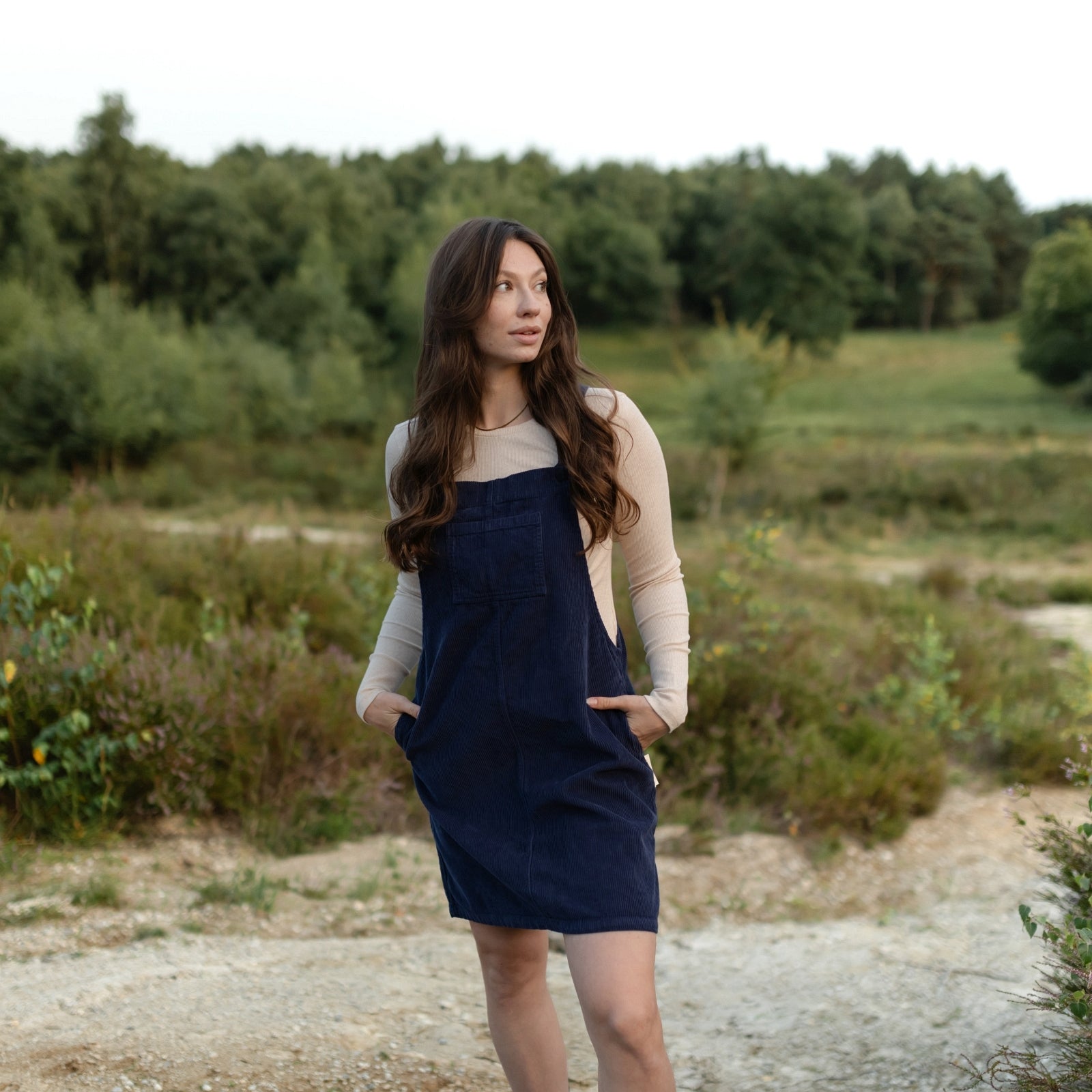 NORDLICHT Kleider Mika Cord Latzkleid blau Bio-Baumwolle