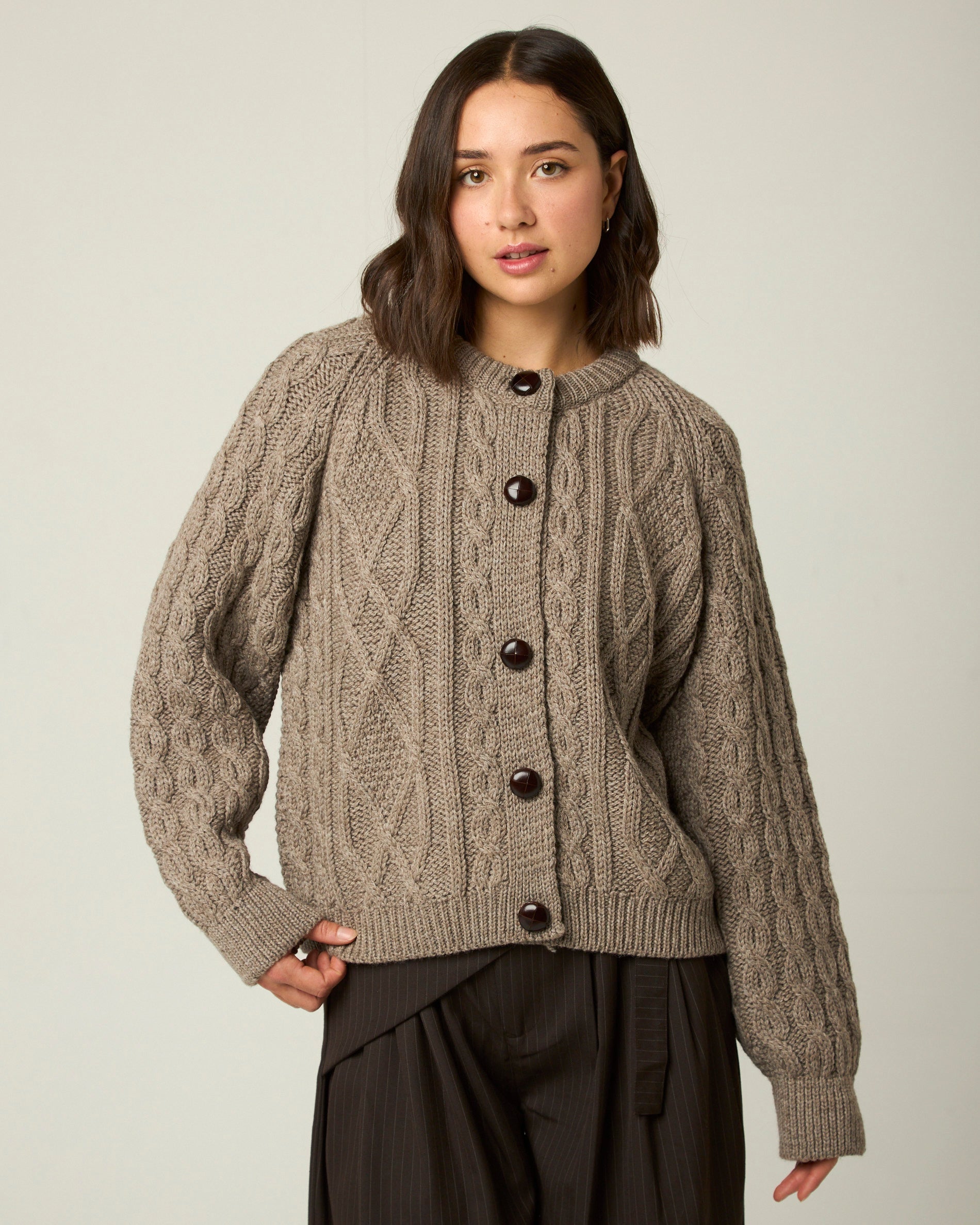 Peregrine Beckett Cable Cardigan Damen Oak M Wolle