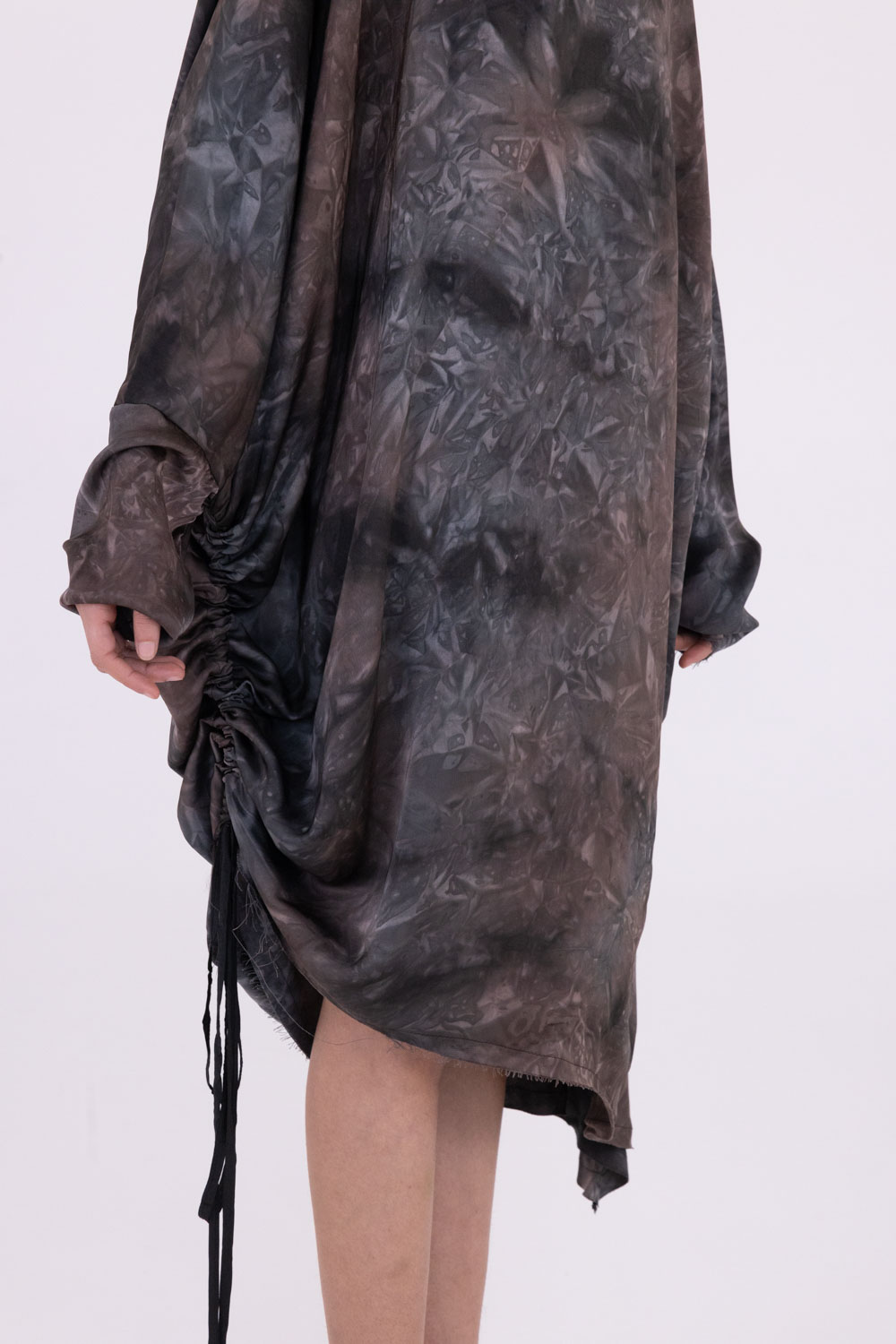 Sanctamuerte Abiti Abito Midi Over Kleid Viskose-Satin Batik
