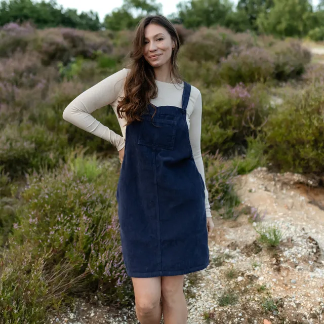 NORDLICHT Kleider Mika Cord Latzkleid blau Bio-Baumwolle