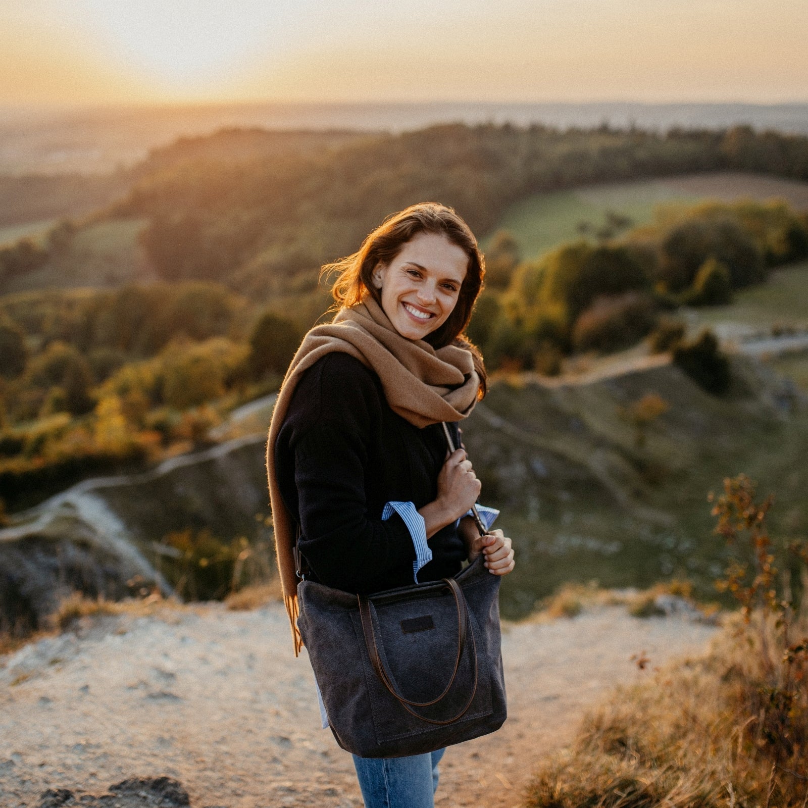 NORDLICHT Finja Schultertasche Umhängetasche Grau Leder