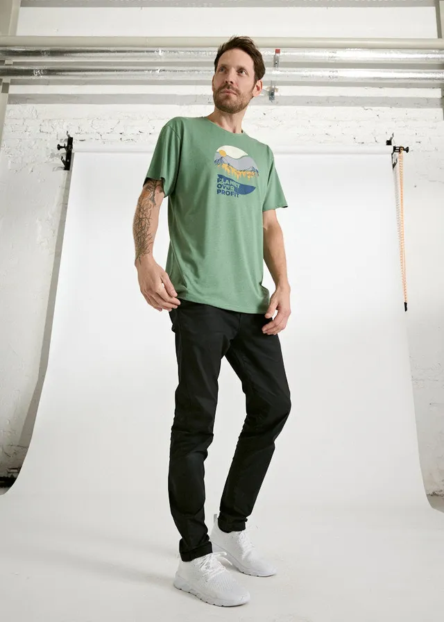 Wijld Timo T-Shirt Herren Comfrey Green Planet Over Profit Print