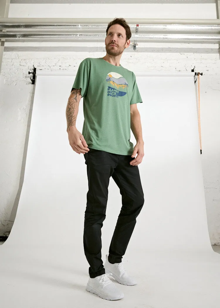 Wijld Timo T-Shirt Herren Comfrey Green Planet Over Profit Print