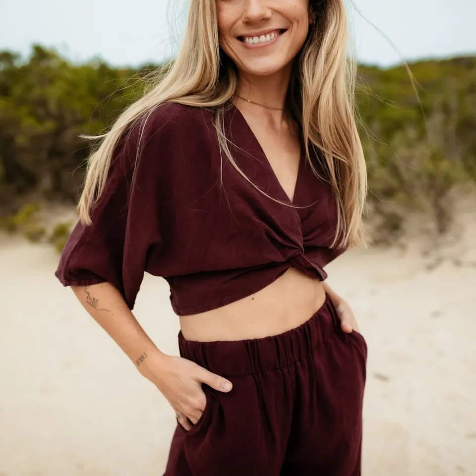 NORDLICHT Merit Knoten Crop Top Bordeaux Tencel