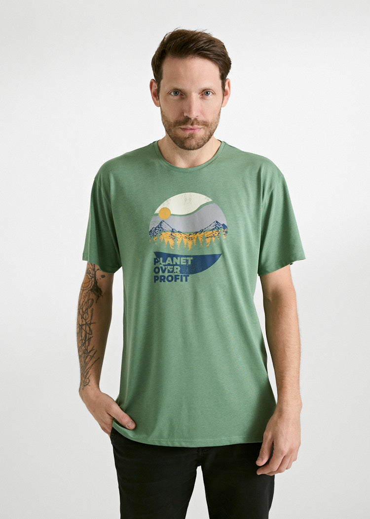 Wijld Timo T-Shirt Herren Comfrey Green Planet Over Profit Print