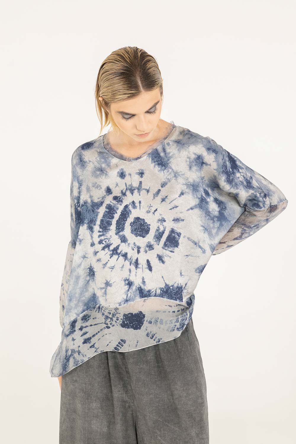 Sanctamuerte T-Shirt Boxy Over Shirt V-Ausschnitt Batik