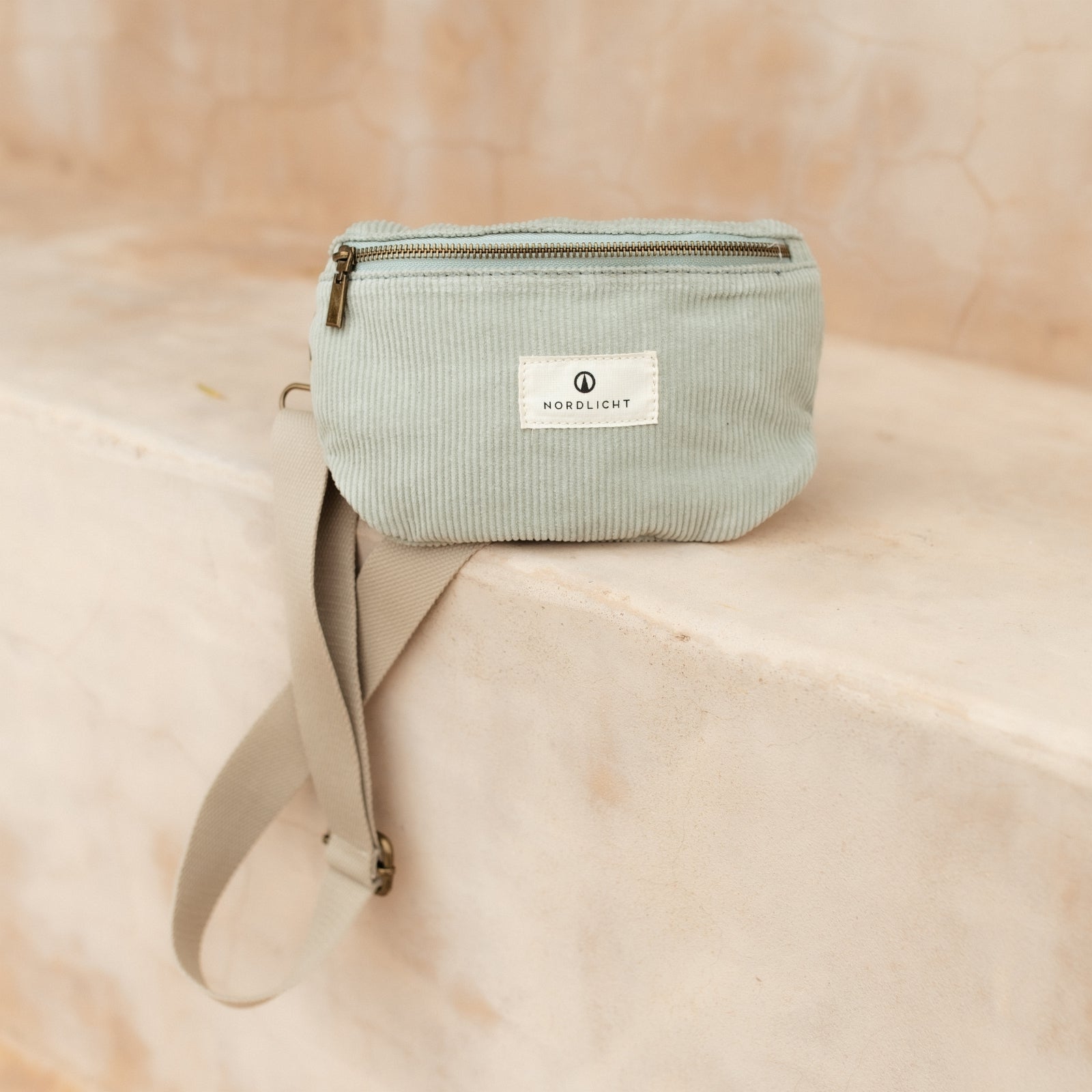 NORDLICHT Tomma Bauchtasche Cord Salbei Bio-Baumwolle