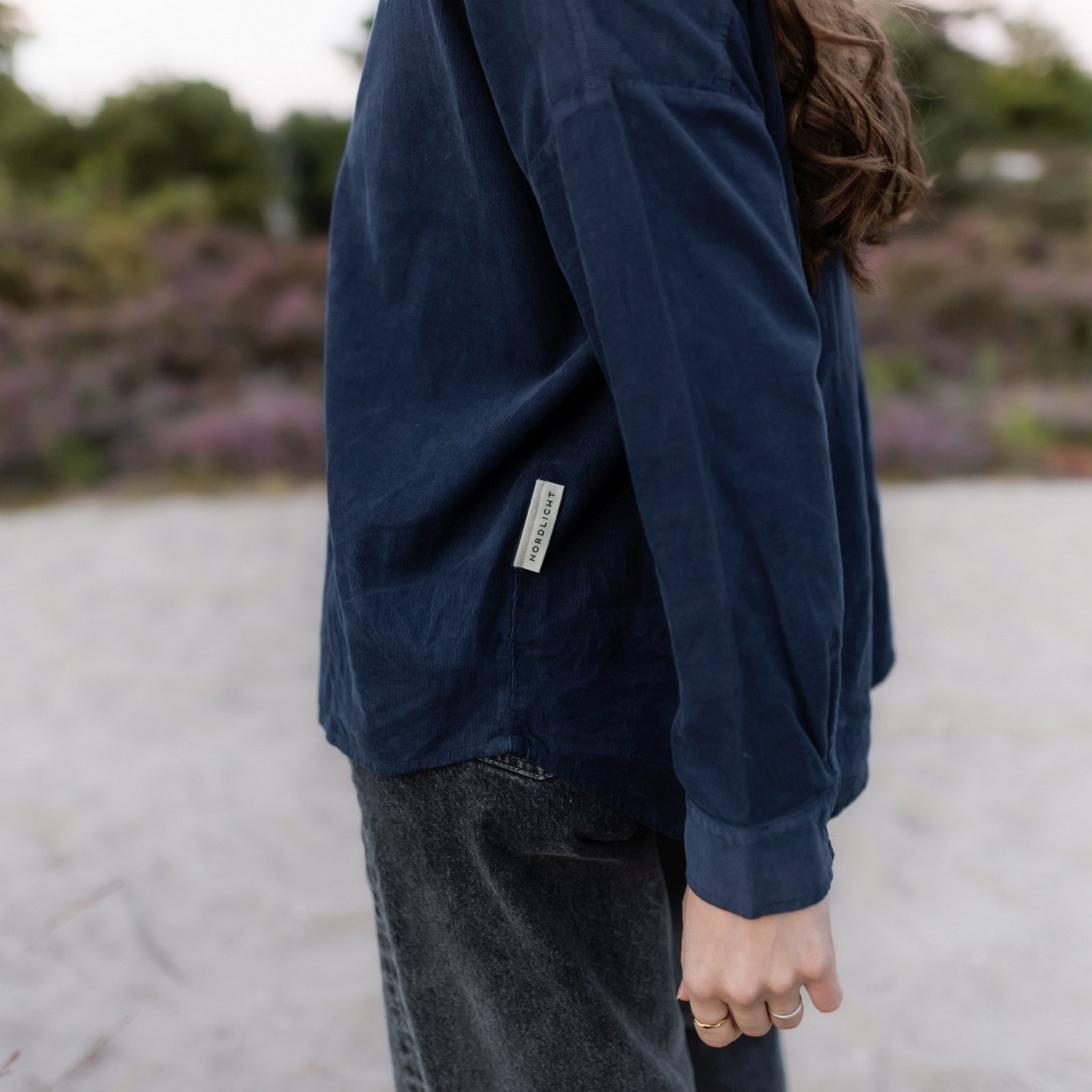 NORDLICHT Ruby Cordbluse Blau – Bio-Baumwolle