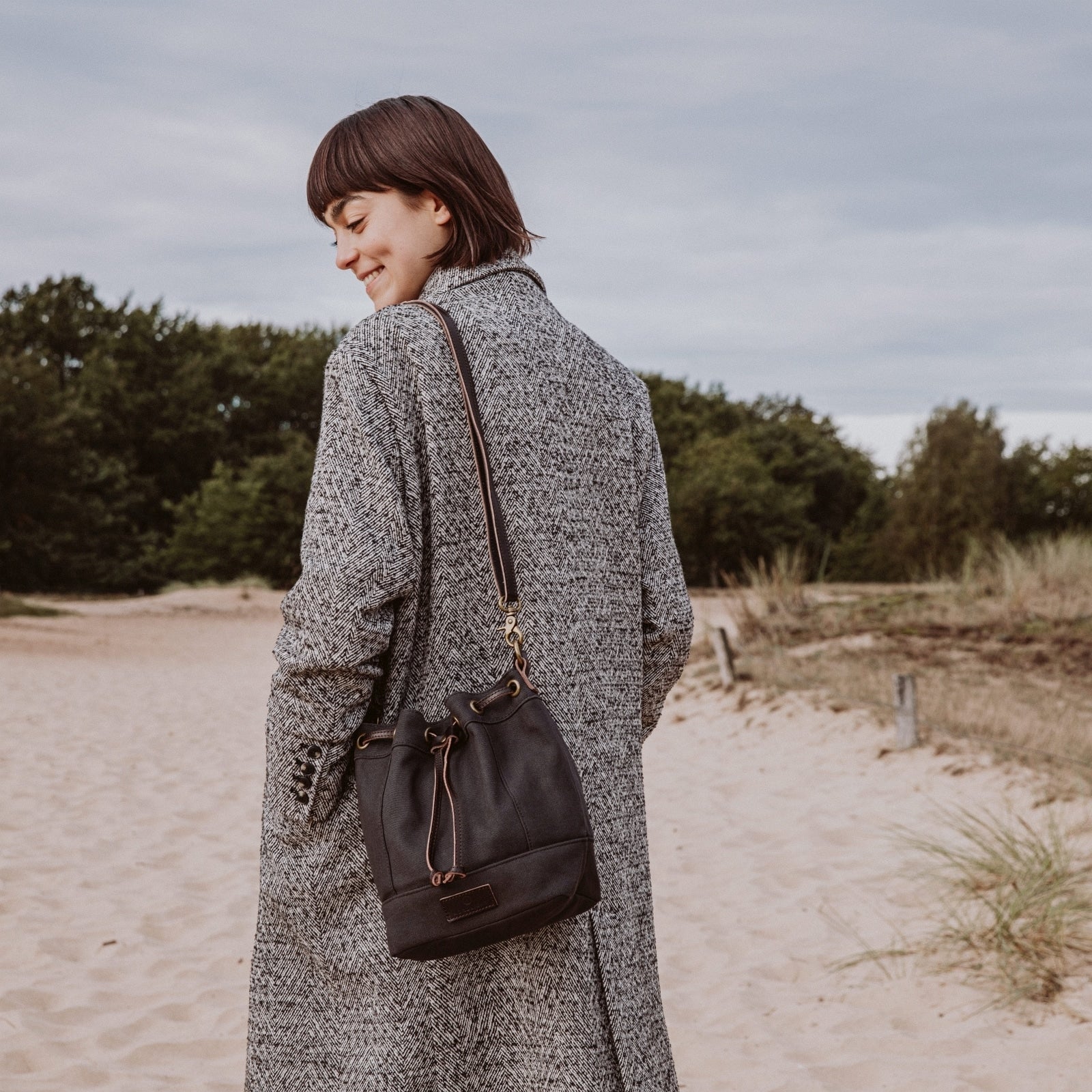 NORDLICHT Janna XS Beuteltasche Grau Leder
