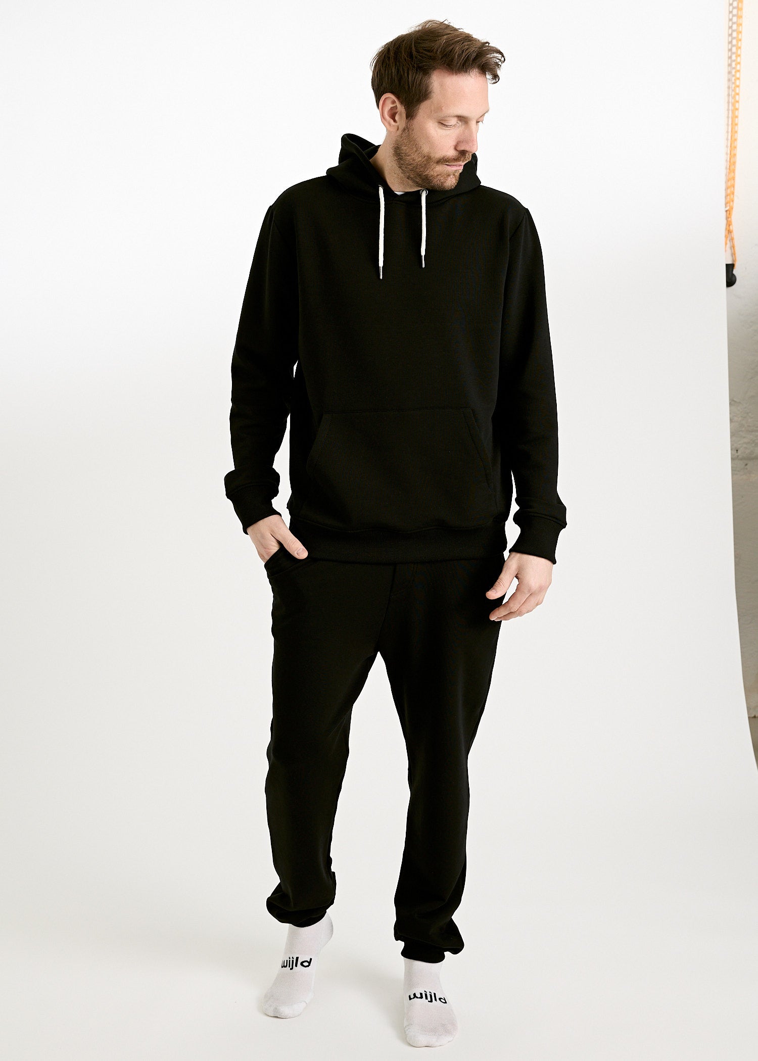 Wijld Andy Black Herren Hoodie aus Holz mit Tasche