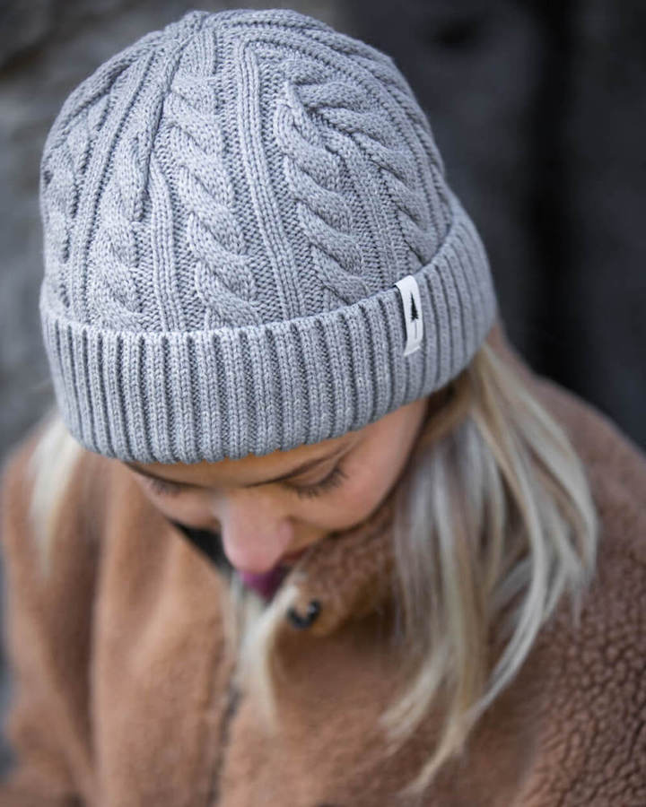 NIKIN Treeanie Cable Knit Mütze Cool Grey Zopfstrick