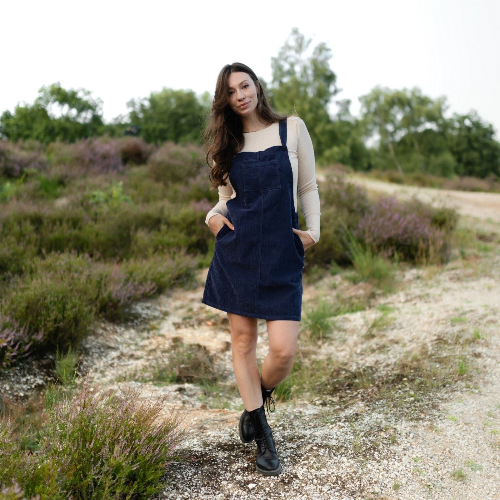 NORDLICHT Kleider Mika Cord Latzkleid blau Bio-Baumwolle
