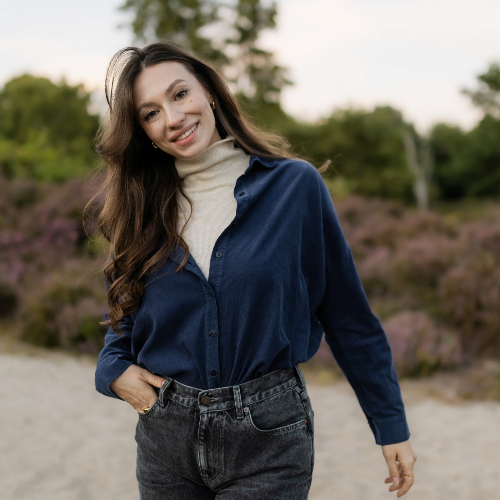 NORDLICHT Ruby Cordbluse Blau – Bio-Baumwolle