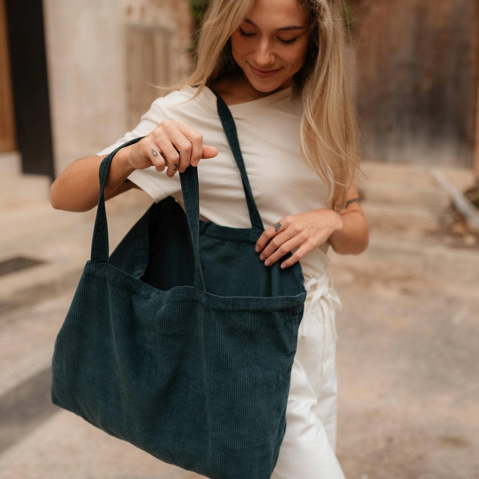 Nordlicht Mari Cordtasche Waldgrün Bio-Baumwolle
