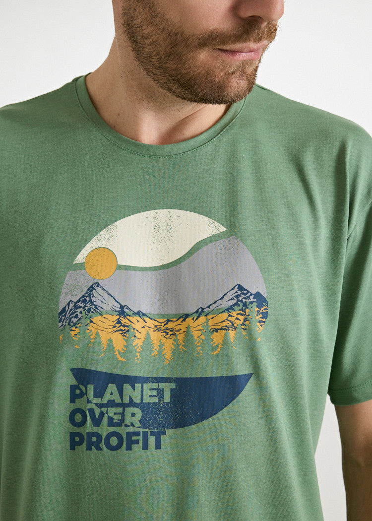 Wijld Timo T-Shirt Herren Comfrey Green Planet Over Profit Print