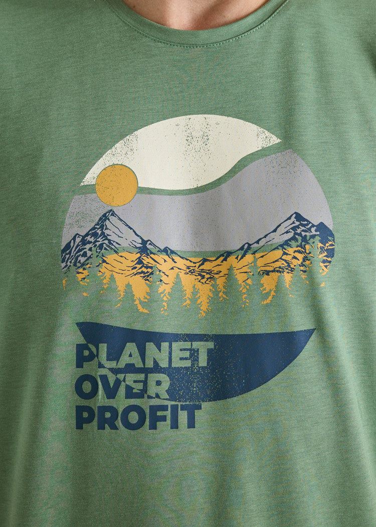 Wijld Timo T-Shirt Herren Comfrey Green Planet Over Profit Print